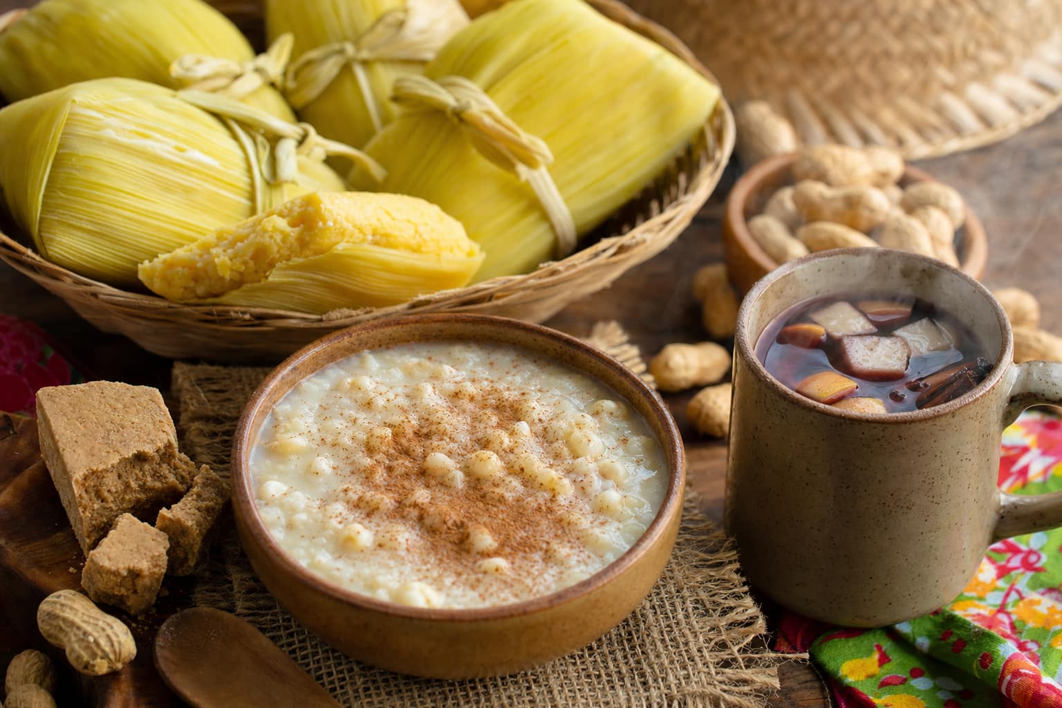 close-up-de-uma-mesa-rustica-com-comidas-tipicas-de-festa-junina-canjica-pamonha