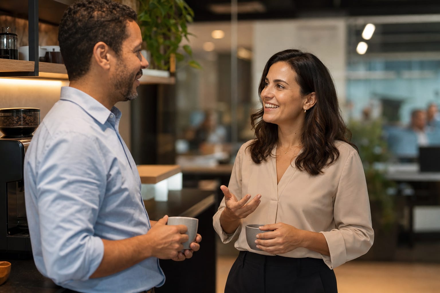 Colegas interagindo em coffee break empresarial