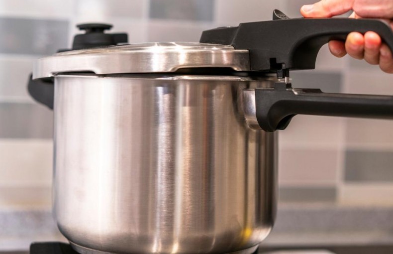 Saiba como cozinhar leite condensado na panela de pressão nesse passo a passo da Nobre Cestas