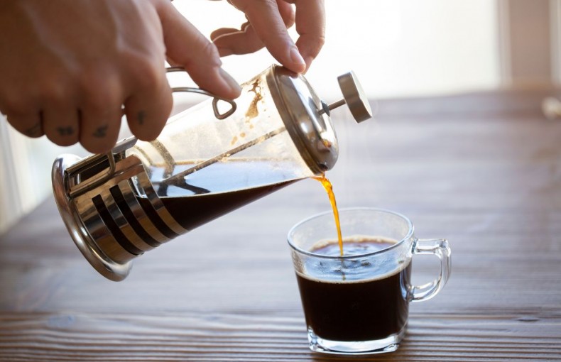 Saiba como fazer café na prensa francesa e sinta o aroma intenso desse grão