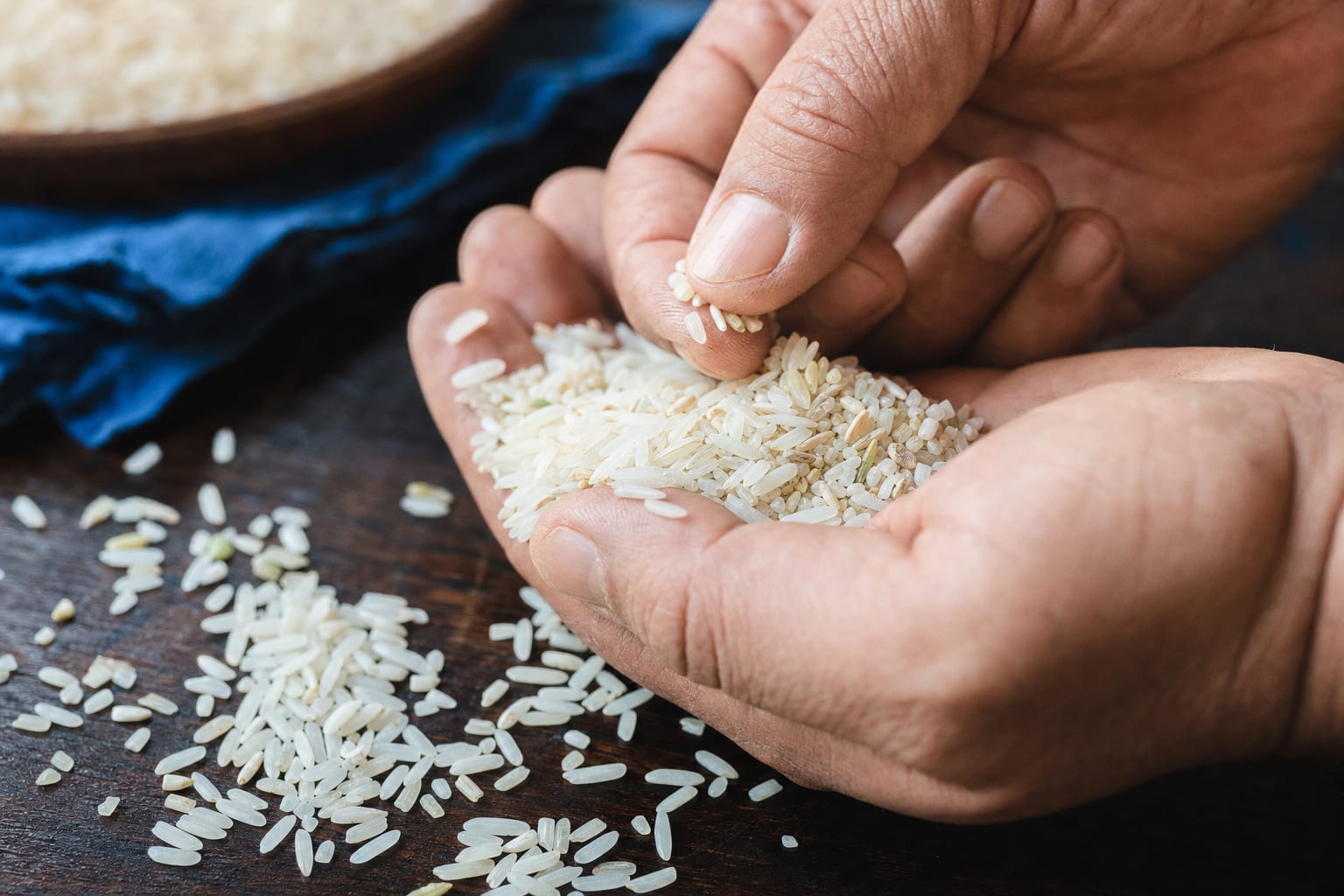 Economizar em cesta básica não é cortar item nem trocar tudo pela marca mais barata