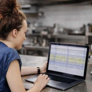Planilha de controle de estoque para restaurante: modelo + como usar sem desperdício