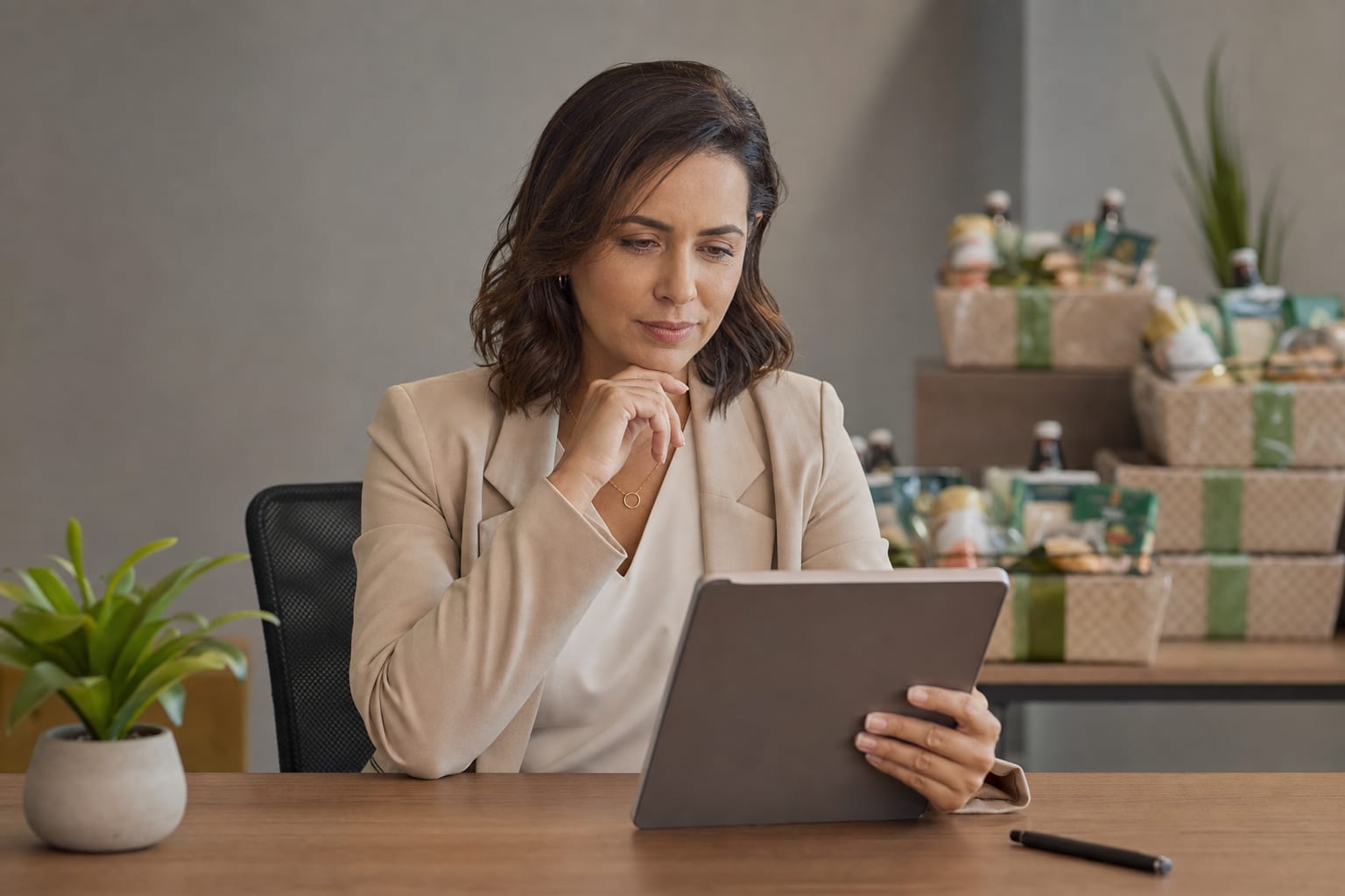 um-profissional-em-um-escritorio-moderno-olhando-pensativamente-para-um-tablet-c
